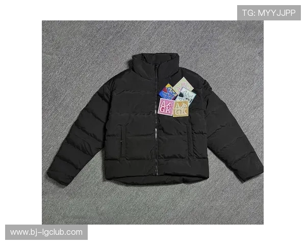 时尚与运动结合 足球女运动卫衣打造舒适动感潮流穿搭