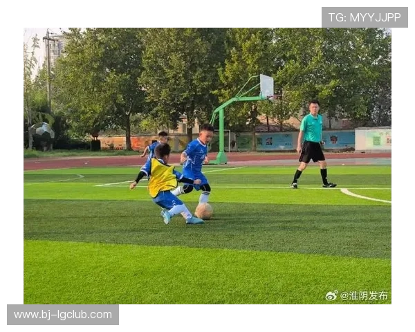 绿茵逐梦少年在阳光下奔跑展现足球激情与团队力量